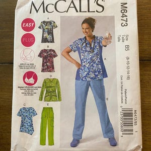 Peut inclure: Patron de couture pour des blouses d'hôpital, McCall's M6473, taille B5 (8-10-12-14-16). Le patron comprend un haut à col en V et manches courtes, et un pantalon avec des poches. Le patron est pour des vêtements pour femmes.