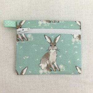 Monedero con cremallera, tarjetero, auriculares y funda para iPod con diseño de conejo gris sobre fondo aguamarina o melocotón (elija el color)