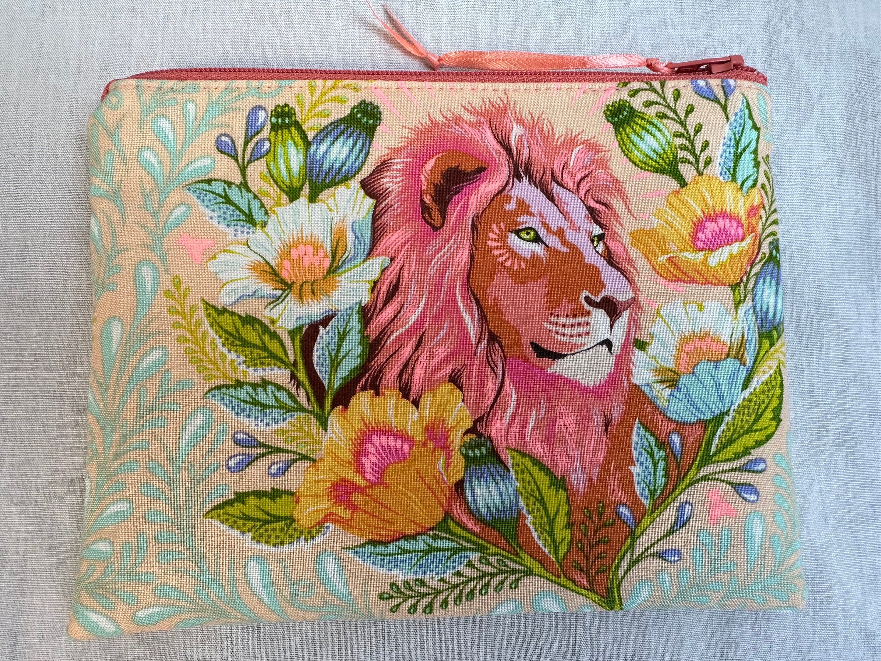Tula Lion Medium Padded Zipper Bag. Lion Gadget Bag, Lion Tula Lion Medium Padded Zipper Bag. Lion Gadget Bag, Lion