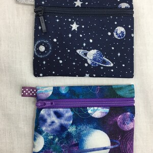 Monedero con cremallera plana Planets, estuche para audífonos, billetera para tarjetas de crédito, estuche para iPod - Elija el color