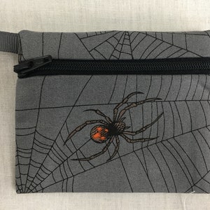 Monedero plano con cremallera de araña Viuda Negra, estuche para auriculares, tarjetero y soporte para iPod.