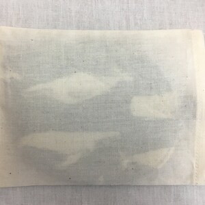 Puede incluir: Una bolsa de algod&oacute;n blanco lisa con cord&oacute;n de ajuste y parte superior doblada.