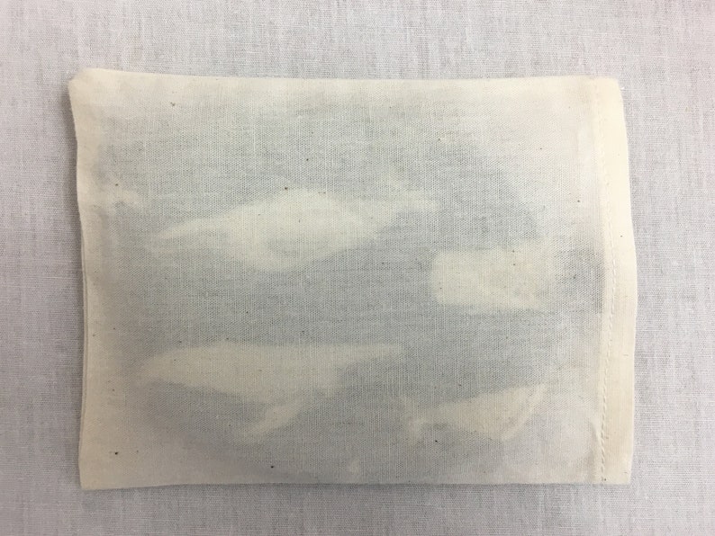 Puede incluir: Una bolsa de algod&oacute;n blanco lisa con cord&oacute;n de ajuste y parte superior doblada.