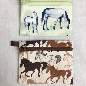 Monedero con cremallera de caballos, tarjetero, funda para auriculares y soporte para iPod