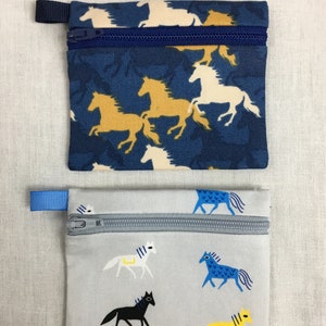 Cavalos em bolsa de moedas plana azul ou cinza, carteira de cartão de crédito, bolsa para fones de ouvido, suporte para iPod