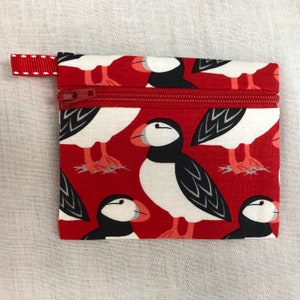 Monedero plano con cremallera de Red Puffins, billetera para tarjetas de crédito, estuche para auriculares, soporte para iPod (elija el color)