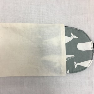 Puede incluir: Una m&aacute;scara para ojos gris con un patr&oacute;n de ballena blanca, viene con una bolsa de almacenamiento de algod&oacute;n blanco.