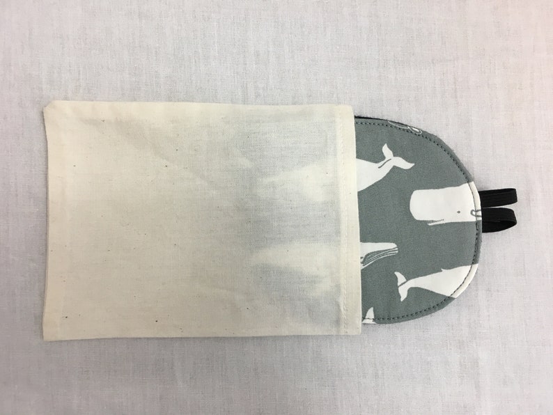 Puede incluir: Una m&aacute;scara para ojos gris con un patr&oacute;n de ballena blanca, viene con una bolsa de almacenamiento de algod&oacute;n blanco.