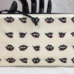 Fangtastic Medium Gepolsterte Reißverschlusstasche, Kosmetiktasche, Gadget Tasche, Accessoire täschchen