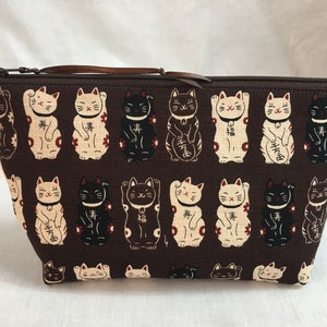 Lucky Cat (Maneki Neko) Bolsa de cosméticos com zíper acolchoado, bolsa para gadgets, organizador, bolsa para acessórios, bolsa de mão