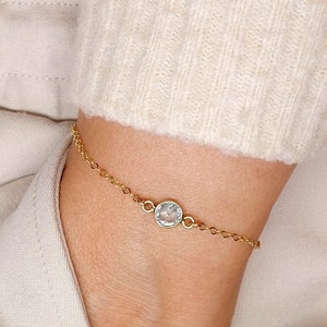 Pulsera de topacio azul / Pulsera bañada en oro con cristal azul / Delicado regalo de joyería para esposa