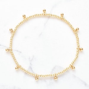 Pulsera de cuentas elásticas de semillas en oro o plata / Pulsera con dije de bola de acero inoxidable / Pulsera básica de regalo
