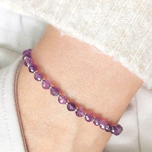Pulsera de cuentas de amatista / Pulsera elástica de cristal violeta / Joyería con piedra de nacimiento de febrero / Oro / Oro rosa / Plata