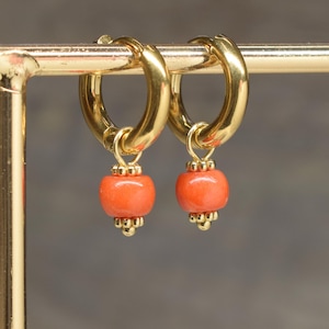 Rote Koralle Charme Ohrringe | Edelstahl Huggie Creolen | Korallenschmuck | Boho Sommer Ohrring Geschenk