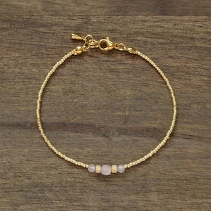 Pulsera delicada de cuarzo rosa / Pulsera de cuentas de semillas de oro con piedras preciosas rosas / Regalo de cristal de cuarzo rosa