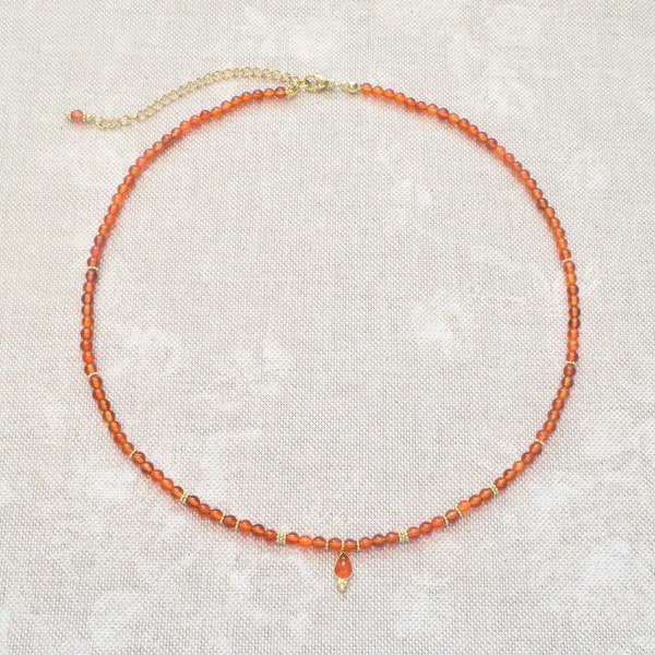 Collier en cornaline avec breloque en or | Ras de cou perlé rouge orange | Cadeau de cornaline pour elle