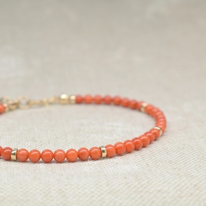 Pulsera de coral rojo bañada en oro / Pulsera delicada con capas en rojo anaranjado / Cuentas de coral natural de 3 mm