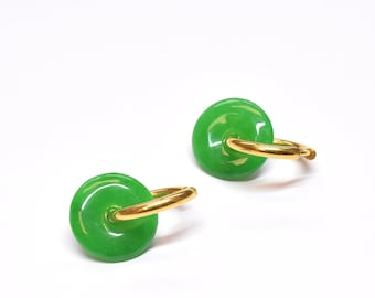 Groene jade oorbellen, Gouden RVS oorringen met jade donuts, Minimalistische RVS sieraden, Cadeau voor haar