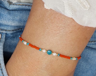Turquoise en koraalrode armband | Oranjerood seed beads armbandje met parels | Vriendschapsarmbandje | Turquoise sieraden
