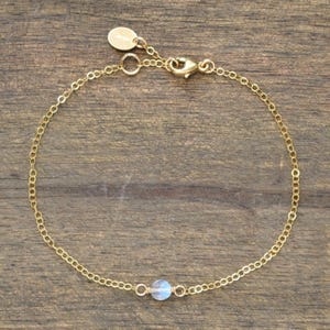 Pulsera de cadena de piedra lunar / Delicada pulsera con capas de oro o plata / Delicado regalo de piedra lunar para ella