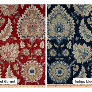 Puede incluir: Dos muestras de tela con un patrón floral. La tela de la izquierda es roja con detalles dorados y el texto "Red Garnet". La tela de la derecha es azul índigo con detalles dorados y el texto "Indigo blue".