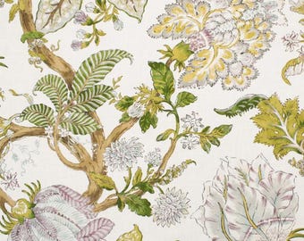 Może przedstawiać: Wzór tkaniny na białym tle z dużymi, szczegółowymi ilustracjami botanicznymi. Projekt zawiera brązowe gałęzie, zielone liście oraz duże, stylizowane kwiaty w odcieniach żółci, delikatnego fioletu i bieli na całej powierzchni.