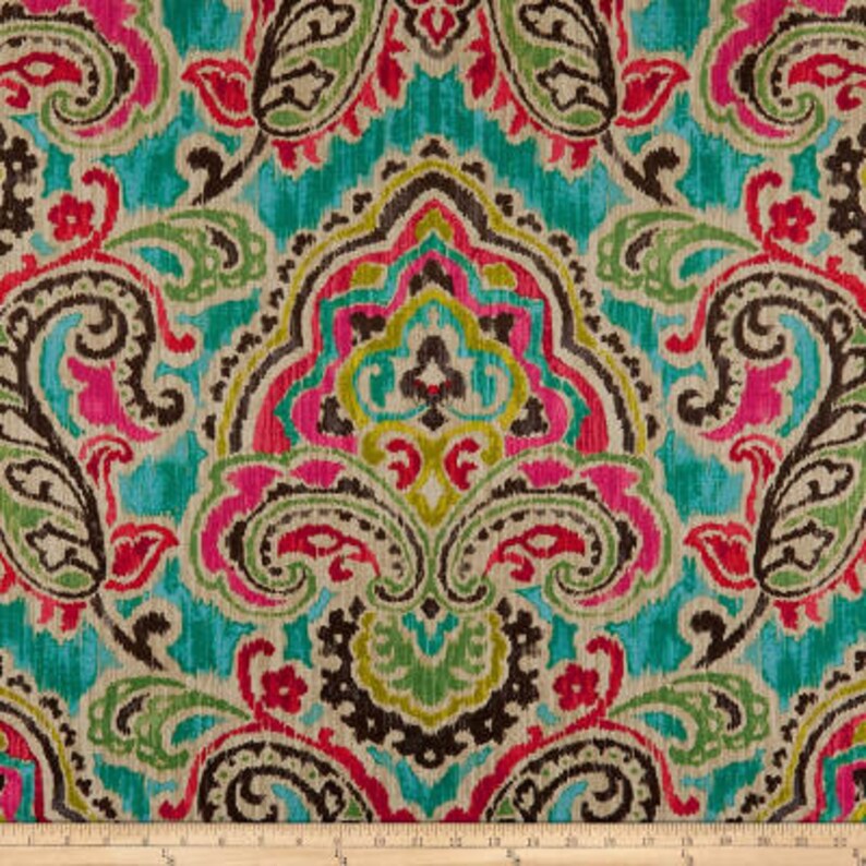 K&ouml;nnte beinhalten: Ein farbenfroher Stoff mit einem Paisley-Muster in den Farben T&uuml;rkis, Rosa, Braun und Gr&uuml;n. Der Stoff hat eine strukturierte, gewebte Optik.
