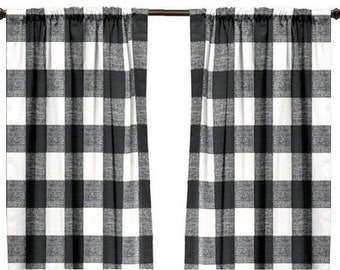 Par de cortinas de 25 o 50" de ancho con diseño de cuadros Anderson Buffalo, con longitud de 24, 48, 63, 72, 84, 96, 108 y 120" y cenefa a cuadros negros, blancos, azules y grises.