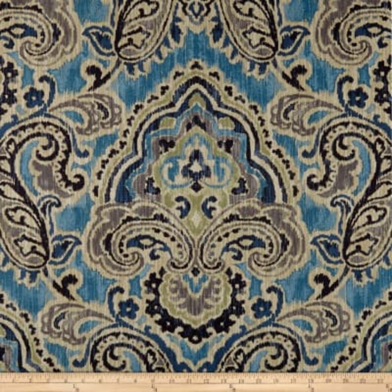 K&ouml;nnte beinhalten: Blauer, grauer und schwarzer Paisley-Stoff mit Damast-Muster. Der Stoff hat einen dezenten Glanz und eine weiche Textur.