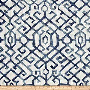 Puede incluir: Tela con estampado geométrico azul y blanco con una textura de lino sutil.