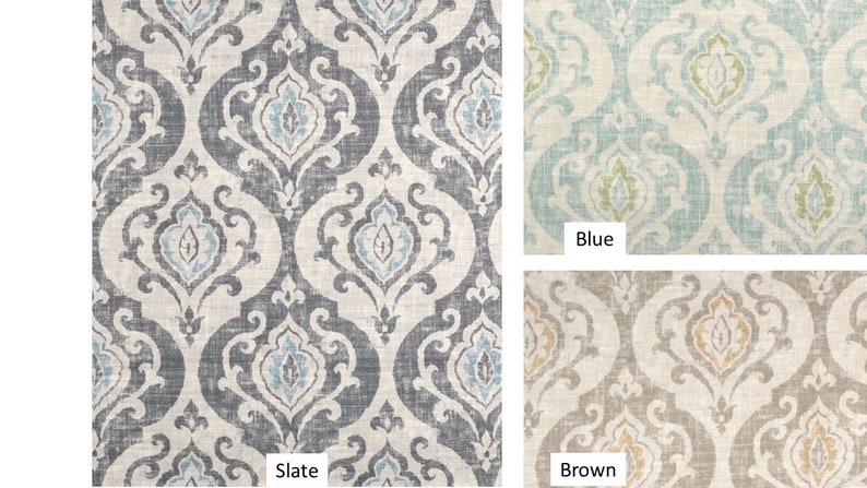 Puede incluir: Tres muestras de tela con un patr&oacute;n de damasco. Las muestras son en pizarra, azul y marr&oacute;n.