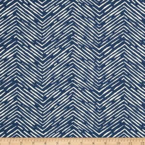 Puede incluir: Una tela con estampado de chevron azul marino y blanco. El patrón es un chevron simple de estilo dibujado a mano.