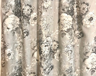 Par de cortinas de lino Waverly Ballad Platinum de 25 o 50" de ancho, con largo de 24, 36, 48, 63, 84, 96 y 108" y cenefa en gris topo y blanco.