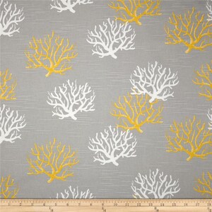 Puede incluir: Una tela gris con un patr&oacute;n repetitivo de ramas de coral blancas y amarillas. La tela tiene una textura sutil.