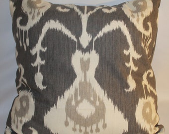 Funda de cojín decorativa Magnolia Java Ikat en color peltre 14x14 16x16 18x18 20x20 22x22 azul marrón gris tostado caqui dorado