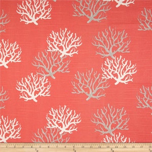 Puede incluir: Tela de arrecife de coral con un dise&ntilde;o de coral blanco y plateado sobre un fondo rojo.