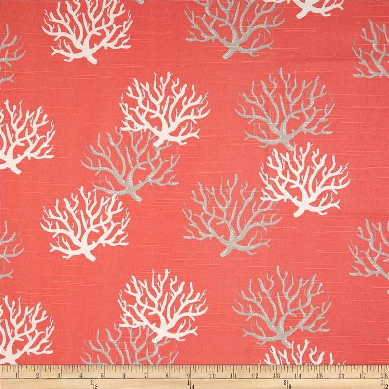 Puede incluir: Tela de arrecife de coral con un dise&ntilde;o de coral blanco y plateado sobre un fondo rojo.