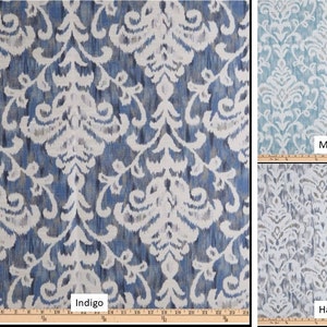 Puede incluir: Tres muestras de tela con un patrón damasco blanco sobre un fondo azul, turquesa y gris. Las muestras están etiquetadas como "Indigo", "Mist" y "Haze".