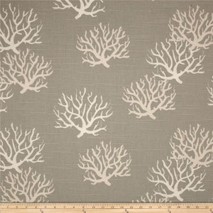 Puede incluir: Una tela beige con un patr&oacute;n de arrecife de coral blanco. La tela tiene una textura de lino sutil.