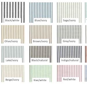 Puede incluir: Una colección de 16 muestras de tela con diferentes patrones de rayas. Las muestras están dispuestas en una cuadrícula de cuatro filas y cuatro columnas. Cada muestra tiene una etiqueta con la combinación de colores de las rayas, como "Negro/blanco", "Azul/marfil", "Salvia/marfil" y "Turquesa/marfil".