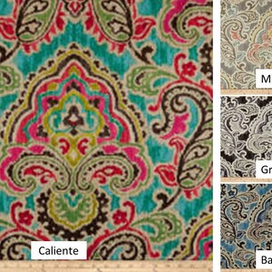 K&ouml;nnte beinhalten: Vier Stoffmuster mit Paisley-Mustern in verschiedenen Farbkombinationen. Die Muster sind mit "Caliente", "Mineral", "Graphit" und "Bayside" beschriftet.