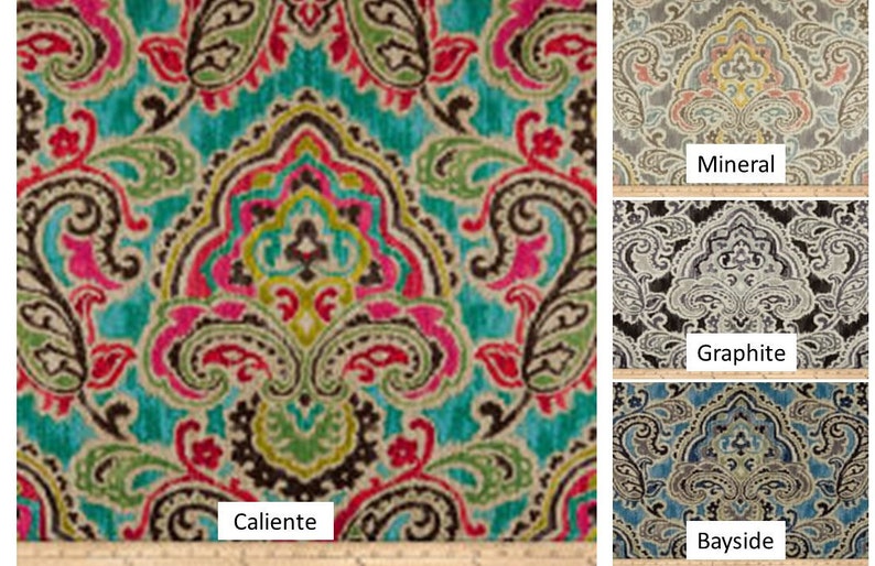 K&ouml;nnte beinhalten: Vier Stoffmuster mit Paisley-Mustern in verschiedenen Farbkombinationen. Die Muster sind mit "Caliente", "Mineral", "Graphit" und "Bayside" beschriftet.