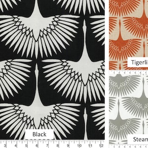 Puede incluir: Una muestra de tela con un patr&oacute;n repetido de grullas blancas estilizadas con alas negras sobre un fondo negro. La muestra de tela est&aacute; etiquetada como "Black". Otra muestra de tela con un patr&oacute;n repetido de grullas naranjas estilizadas con alas blancas sobre un fondo beige. La muestra de tela est&aacute; etiquetada como "Tigerlily". Una tercera muestra de tela con un patr&oacute;n repetido de grullas grises estilizadas con alas blancas sobre un fondo blanco. La muestra de tela est&aacute; etiquetada como "Steam".