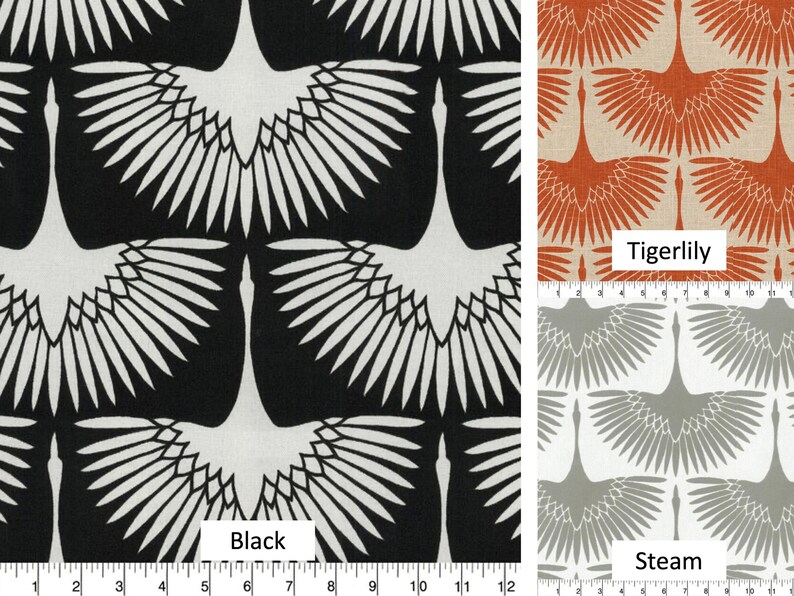 Puede incluir: Una muestra de tela con un patr&oacute;n repetido de grullas blancas estilizadas con alas negras sobre un fondo negro. La muestra de tela est&aacute; etiquetada como "Black". Otra muestra de tela con un patr&oacute;n repetido de grullas naranjas estilizadas con alas blancas sobre un fondo beige. La muestra de tela est&aacute; etiquetada como "Tigerlily". Una tercera muestra de tela con un patr&oacute;n repetido de grullas grises estilizadas con alas blancas sobre un fondo blanco. La muestra de tela est&aacute; etiquetada como "Steam".