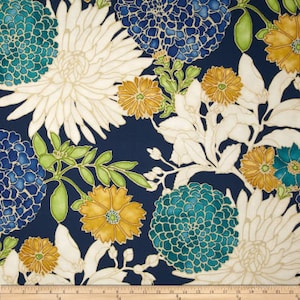 Puede incluir: Una tela azul marino con un patrón floral. El patrón presenta flores blancas, amarillas y azul verdoso. Las flores son estilizadas y tienen un aspecto vintage.