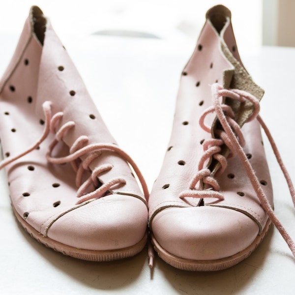 Vintage 80s/90s BABY PINK Leather Sneakers w/ polka DOT perforations - size 6 or 7