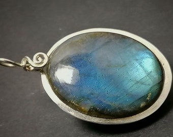 Blue Labradorite in silver "magic blue"