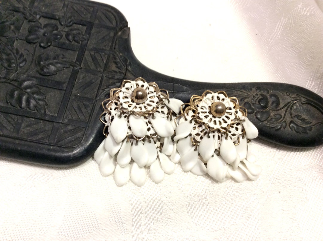 White Earrings, Dangling Clip Earrings, White Fringe Enamel Clip Earrings, Vintage Jewelry