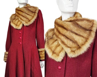 Petit manteau rouge vintage avec col et poignets en fourrure