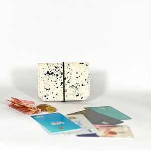 Mini cartera de piel Isaac en color crema con lunares negros, minimalista, bolso, monedero, cartera, compartimento para monedas, hecha a mano